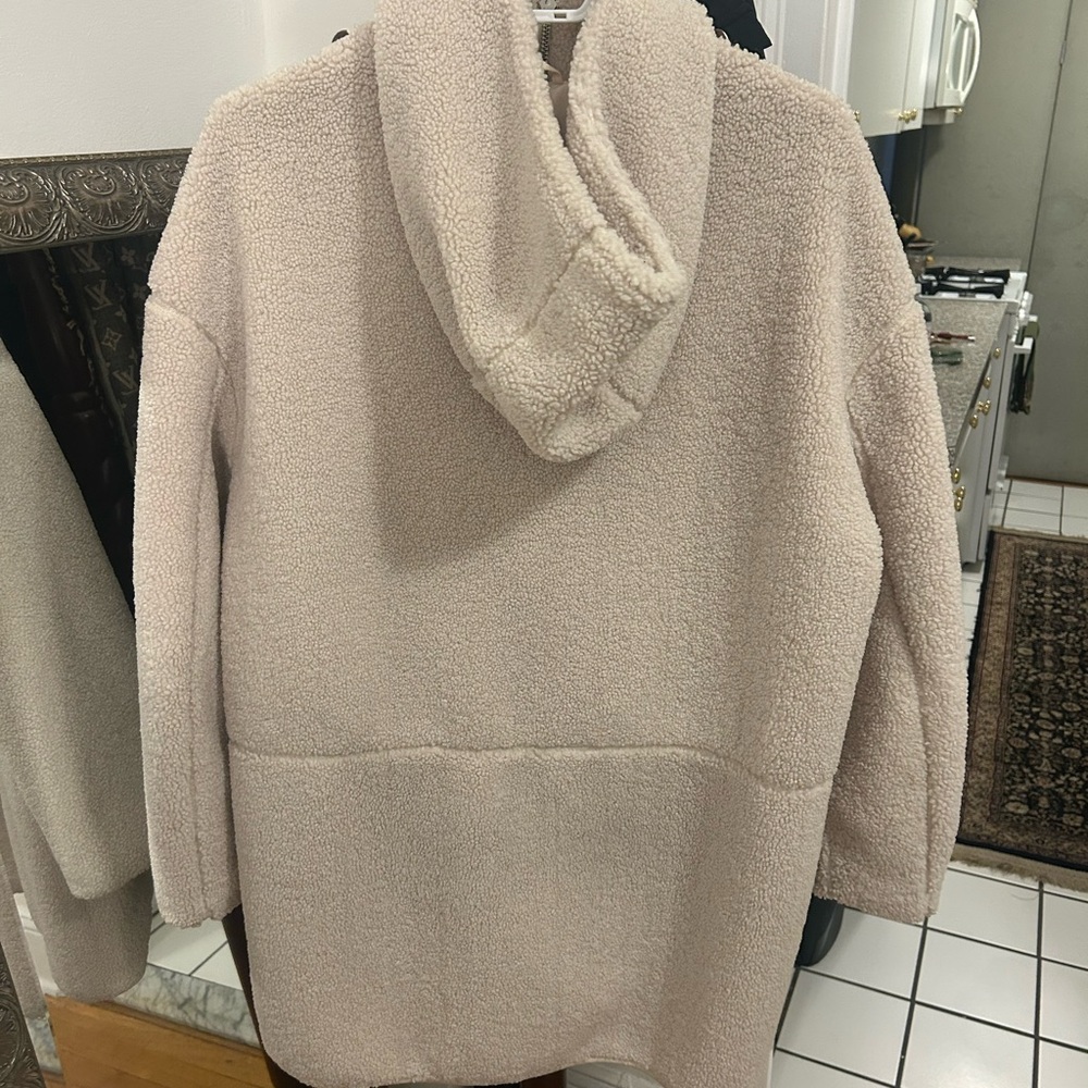 Beige Teddy Bear Coat Size small. Goes to mid thigh length